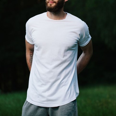 Mężczyzna w białej koszulce 