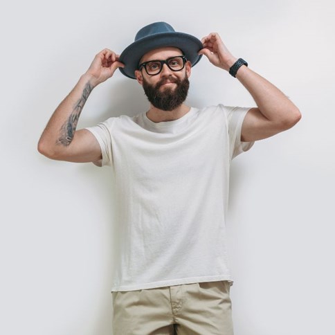 Mężczyzna w białej koszulce i kapeluszu