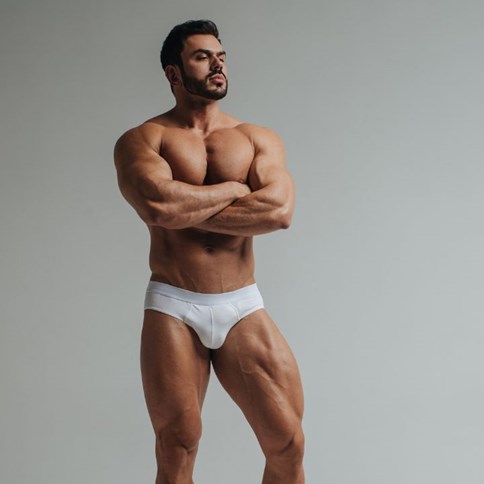 Mężczyzna w białych slipach