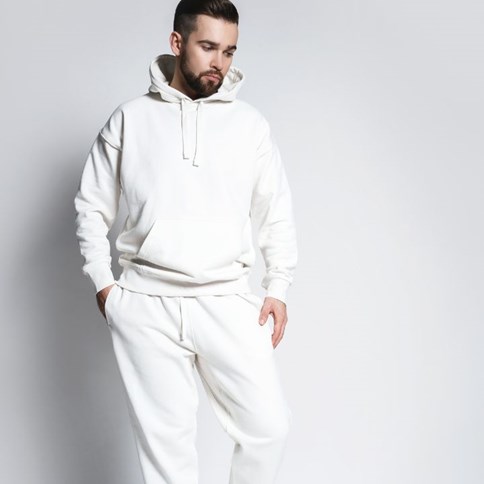 Mężczyzna w białych sportowych spodniach