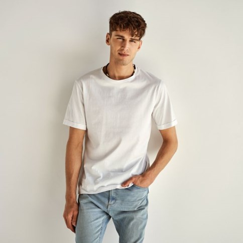 Mężczyzna w białym t-shircie basic