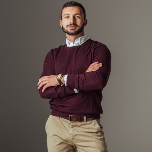 Mężczyzna w bordowym swetrze kaszmirowym 