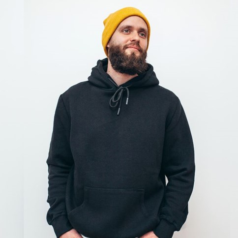 Mężczyzna w czarnej bluzie 