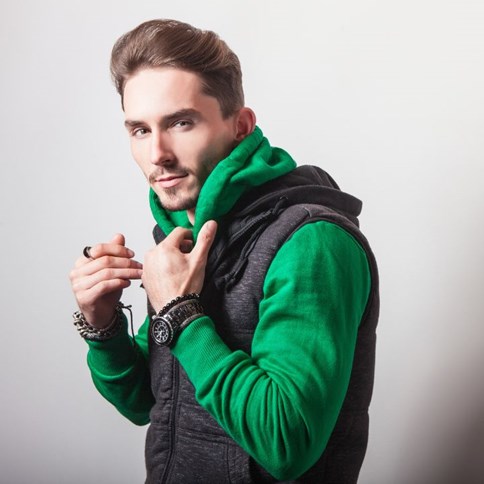 Mężczyzna w czarnej kamizelce sportowej