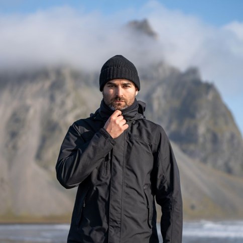 Mężczyzna w czarnej kurtce sportowej 