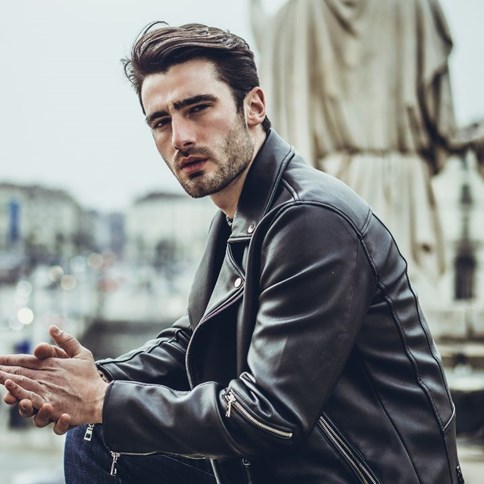 Mężczyzna w czarnej ramonesce 