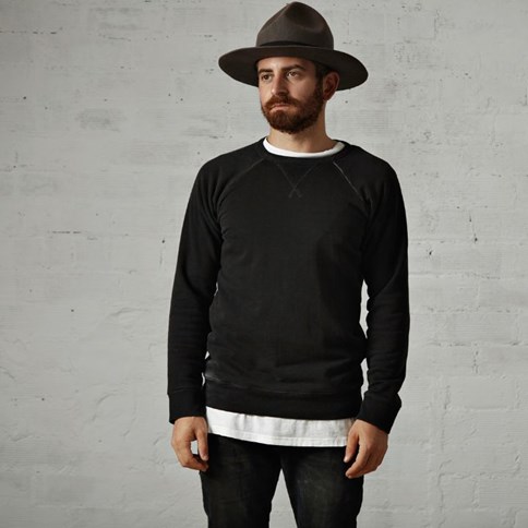 Mężczyzna w czarnym longsleeve