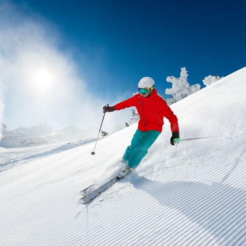 Mężczyzna w czerwonej kurce narciarskiej 