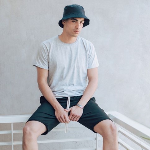 Mężczyzna w dresowych spodenkach