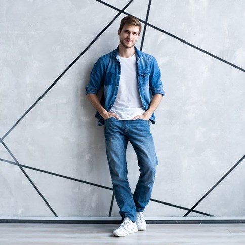 Mężczyzna w jeansach regular