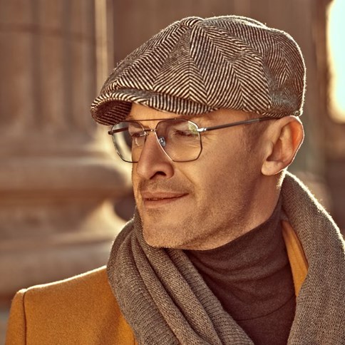 Mężczyzna w kaszkiecie