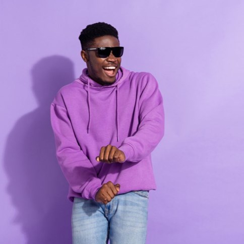 Mężczyzna w kolorowej buzie 