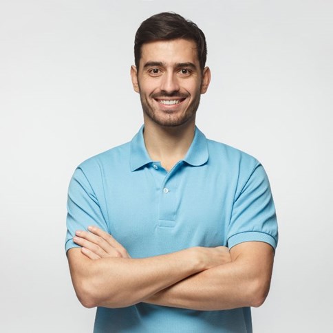 Mężczyzna w koszulce polo