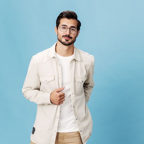 Mężczyzna w koszulowej jasnej kurtce