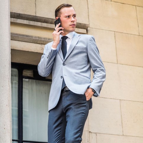 Mężczyzna w marynarce slim fit
