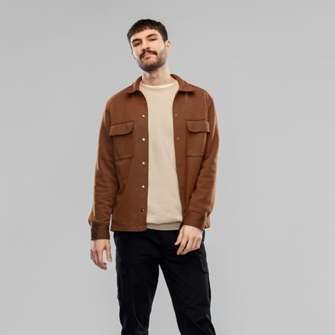 Mężczyzna w modnych ubraniach