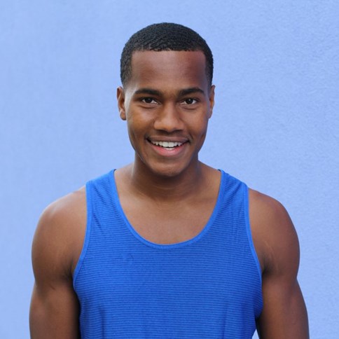 Mężczyzna w niebieskim tank topie 