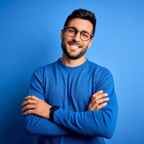 Mężczyzna w okularach korekcyjnych