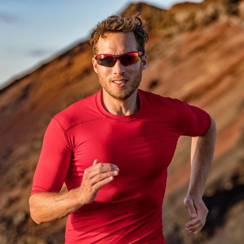 Mężczyzna w okularach sportowych przeciwsłonecznych