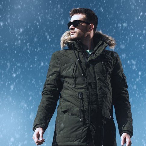 Mężczyzna w parce zimowej