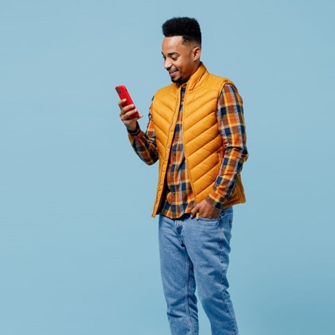 Mężczyzna w pikowanej pomarańczowej kamizelce