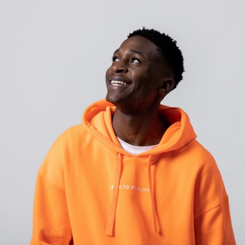 Mężczyzna w pomarańczowej bluzie