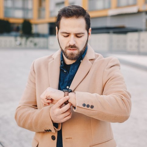 Mężczyzna w płaszczu camel