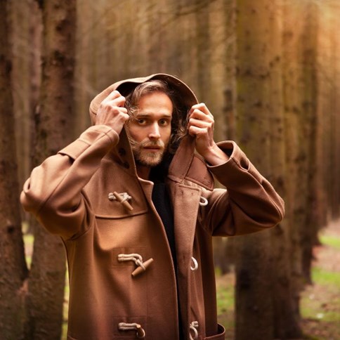 Mężczyzna w płaszczu z kapturem 