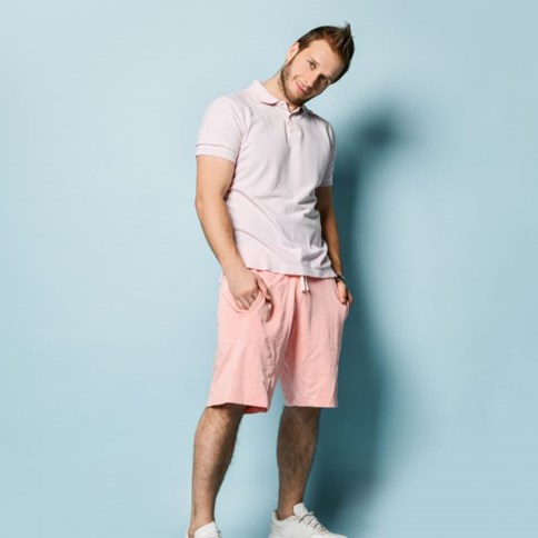 Mężczyzna w różowych bermudach