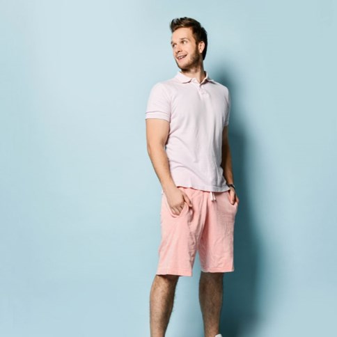 Mężczyzna w różowych spodenkach