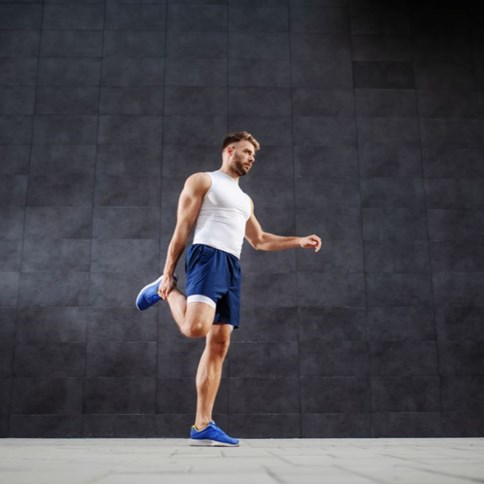 Mężczyzna w sportowych spodenkach