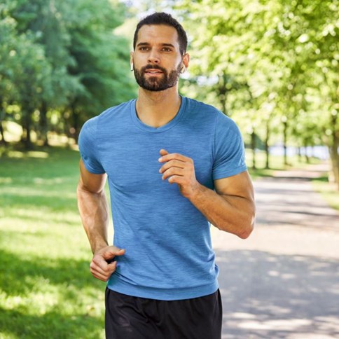 Mężczyzna w sportowych ubraniach