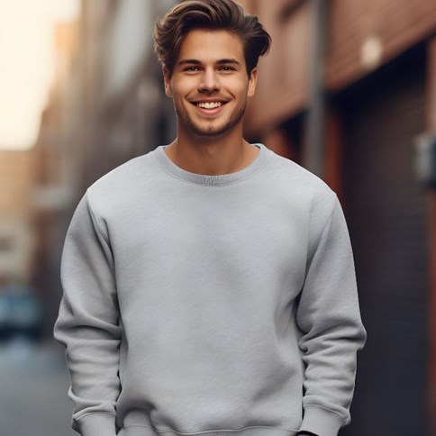 Mężczyzna w szarej bluzie 