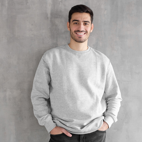 Mężczyzna w szarej bluzie 