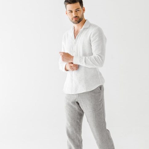 Mężczyzna w szarych spodniach lnianych