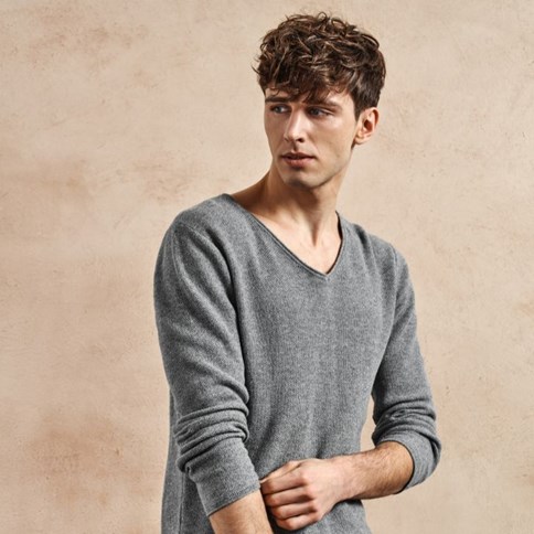 Mężczyzna w szarym swetrze 