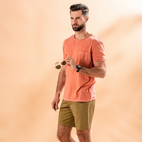 Mężczyzna w zielonych szortach 