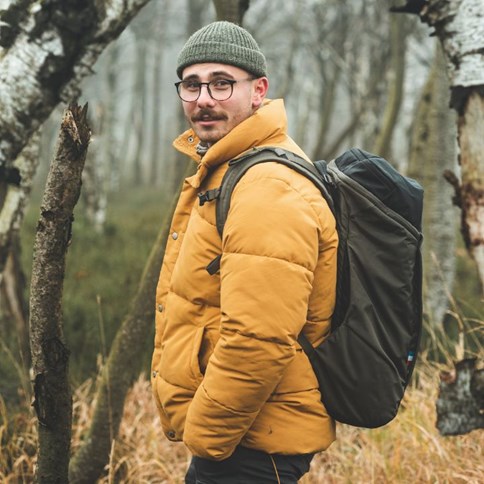 Mężczyzna w żółtej kurtce 
