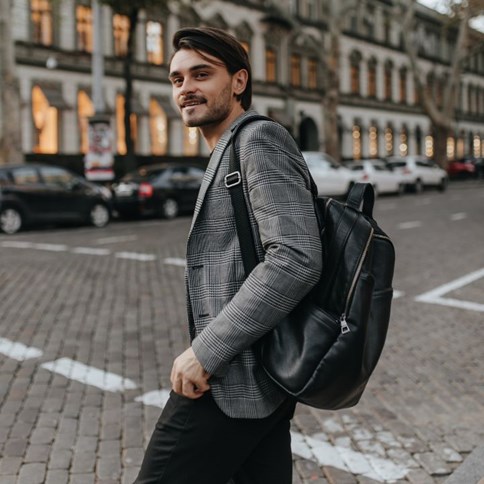 Mężczyzna z czarnym plecakiem