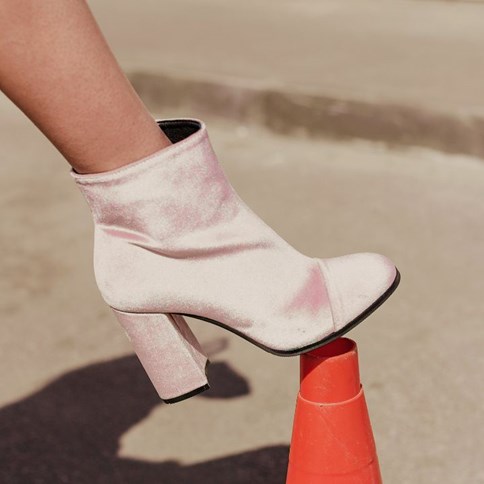 Różowe damskie buty na słupku
