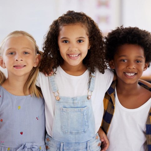 Trójka dzieci w modnych ubraniach