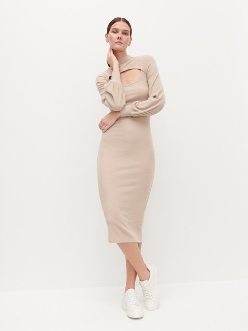 beżowa sukienka dopasowana dzianinowa