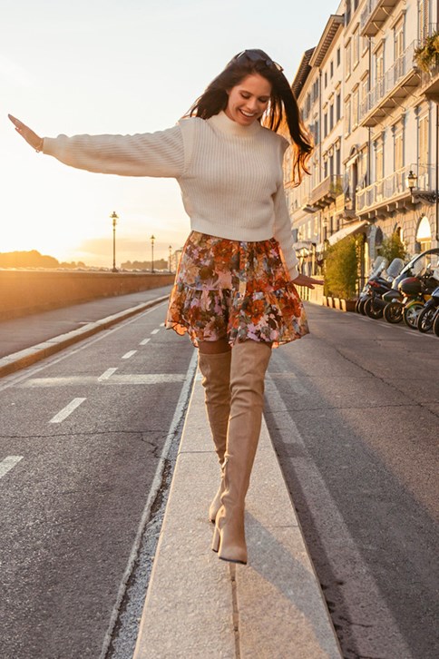 beżowe muszkieterki za kolano