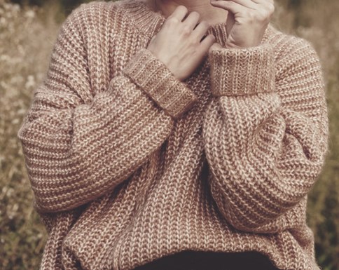 beżowy sweter damski oversize
