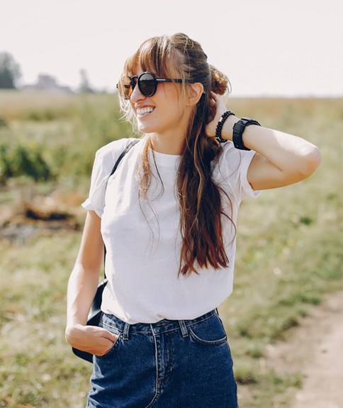 biały t-shirt damski w stylizacji z jeansową spódnicą