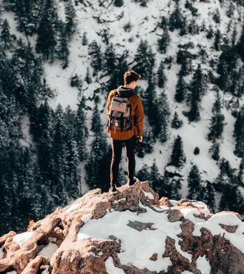 chłopak w górach w odzieży w stylu regatta