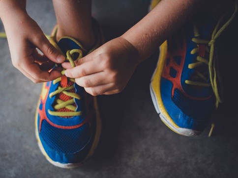 chłopiące buty sportowe