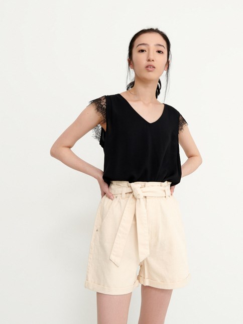 czarna bluzka damska z koronkową wstawką przy rękawku