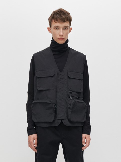 czarna kamizelka męska z kieszeniami