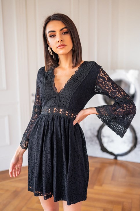 czarna koronkowa sukienka z długim rękawem